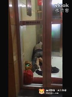 某女子在ATM取钱强行被XXOO+桥上啪啪