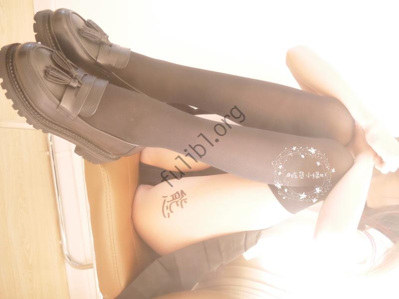 首发 价值150RMB的微博极品软妹@吃货小绿m（NTR少女）最新VIP套图之变态贴纸高清原版[97P/128M]