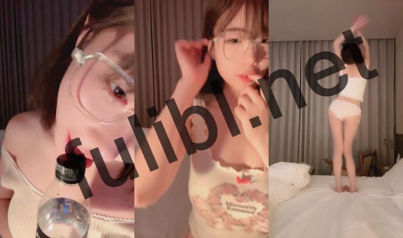 高颜值眼镜娘主播@肉思想吃糖 诱惑福利秀[8V/3.22G]